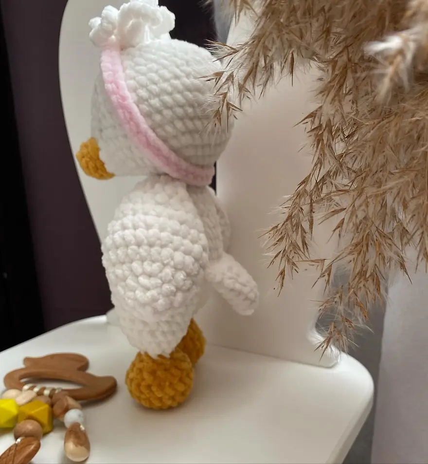 Crochet duck from plush yarn