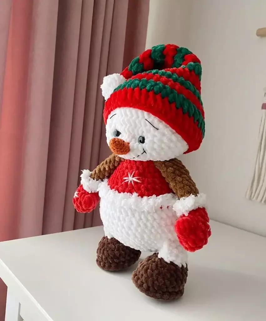 Crochet snowman amigurumi