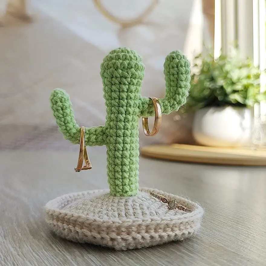 Free crochet cactus ring holder pattern