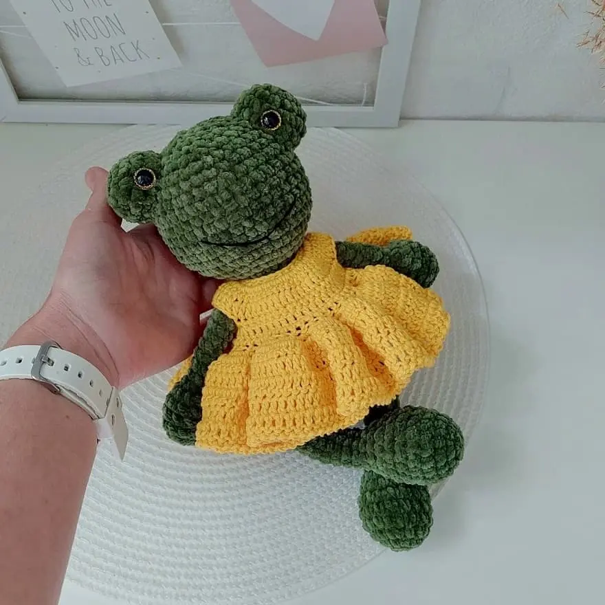 Amigurumi frog in dress free pattern