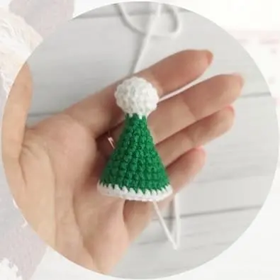 Crochet hat for the toy Crochet hat for the toy