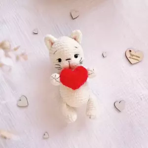 Amigurumi cat with a heart