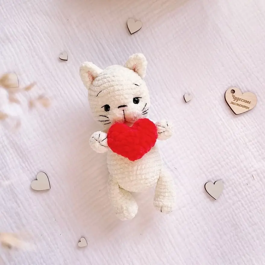 Amigurumi cat with a heart