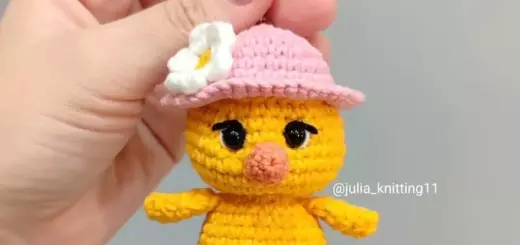 Crochet chick with hat